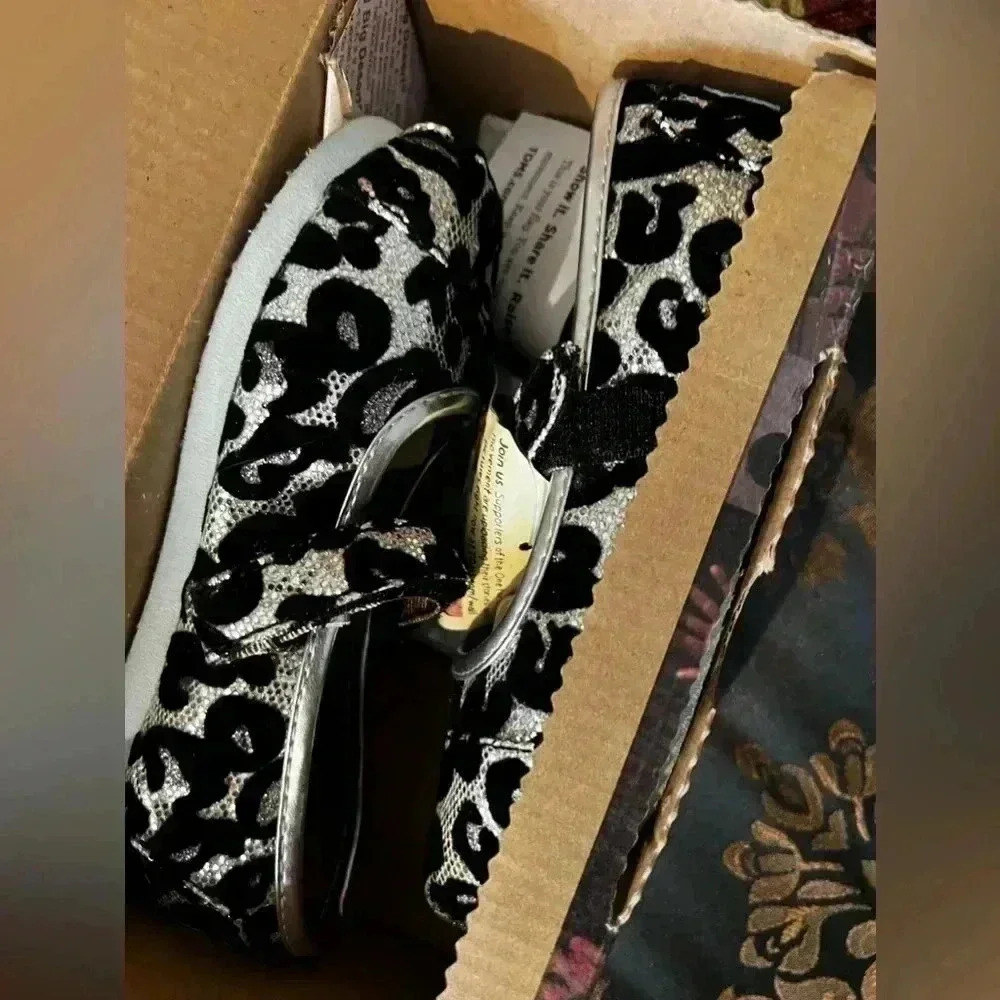 GIRLS TOMS LEOPARD PRINT MARY JANE STYLE SHOE SIZE 10T NIB - Picture 2 of 2